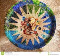/album/fotogalerij-verhuur-van-kunstvoorwerpen/ceramisch-het-moza%c3%afekontwerp-van-antoni-gaudi-guell-park-barcelona-catalonie-spanje-het-park-van-guell-woondie-complex-door-29862965-jpg/